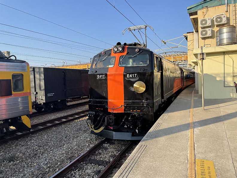 鳴日號觀光列車,行駛於城市與山海之間,在大自然懷抱下品嘗美食,享受空間移動的樂趣。