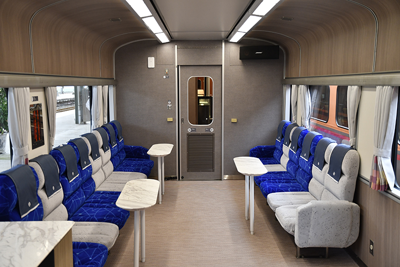 鳴日號「客廳車」。