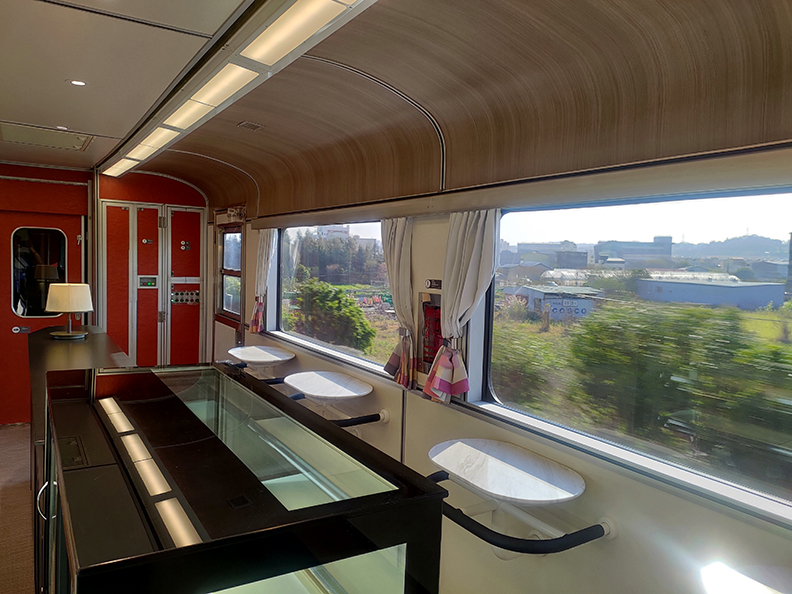 鳴日號「吧台車」主打高端服務,旅客能在火車上享用到米其林星級美食。