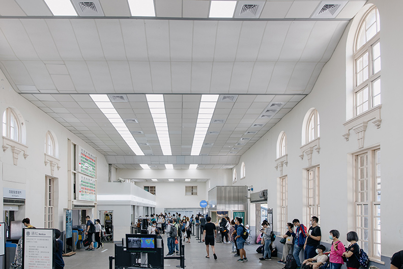 擁有百年歷史的新竹車站,啟動「微改造」計畫,透過減法設計全面美化。(台灣設計研究院提供)