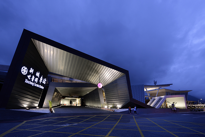 花蓮新城車站,以折板方式呈現出山脈層層交錯的線條,呼應後方的山景。(攝影:鄭錦銘,姜樂靜建築師事務所提供)