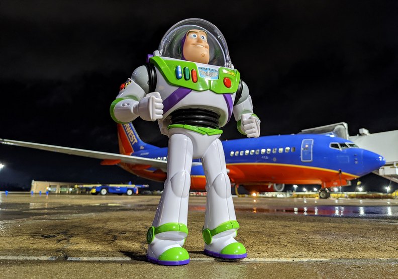 匝道檢修工傑森特別幫巴斯光年拍照