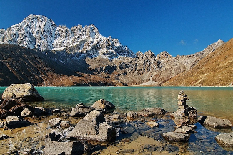 走遍國內外高山的黃政豪,以鏡頭留下許多美麗的山景攝影。圖為位於尼泊爾基地營旁的高基爾湖( Gokyo Lakes)