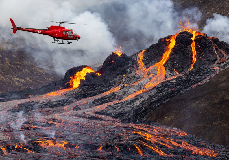 冰島火山爆發現場，圖片截自https://twitter.com/Geology_History