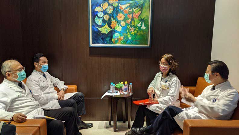 左起為台大醫院院長吳明賢、副院長婁培人、感染科主任陳宜君、台灣大學副校長張上淳。聯合新聞網提供