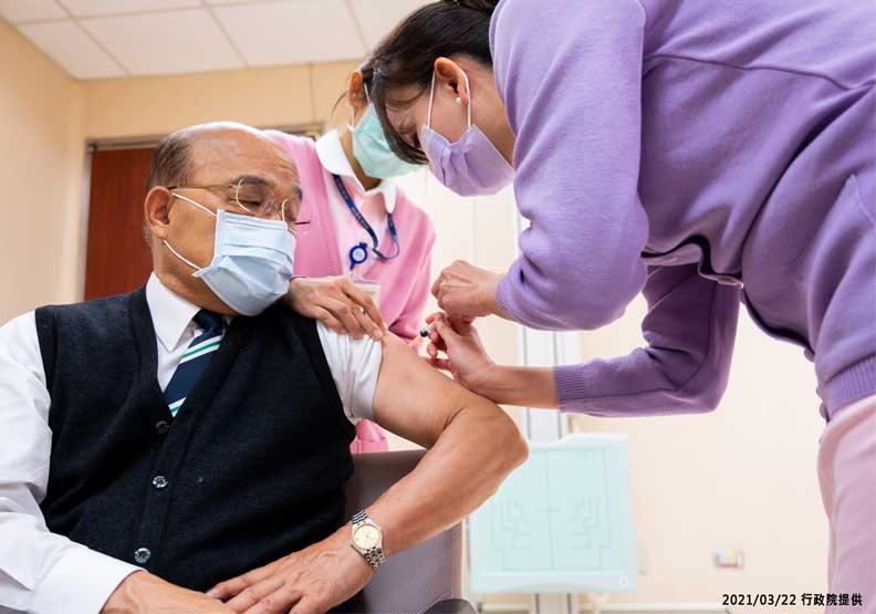 AZ疫苗全台第一針！蘇貞昌、陳時中帶頭接種，蘇貞昌：「完全沒不舒服」