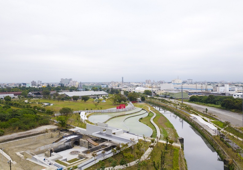 占地20公頃的台糖舊紙漿廠遺構活化再生,融入殺蛇溪水岸藍帶與綠帶,被稱為臺灣第一座以工業遺構為核心,複合水岸廊道的園區。