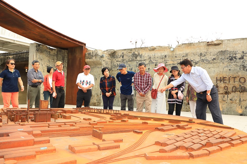 意外出土的工業遺構,縣府不畏艱困選擇留下地坑,讓新舊並存,民眾置身其中,就像走過一條時空隧道,感受台糖紙漿廠的前世今生。
