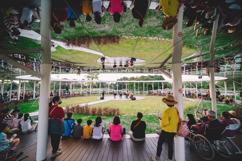 五圓之一,位於園區中心點的「秘境花園」,天花板全鏡面的反射設計,是拍照熱門景點。