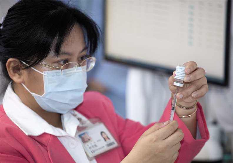 每瓶AZ疫苗有內含10劑的疫苗量。池孟諭攝