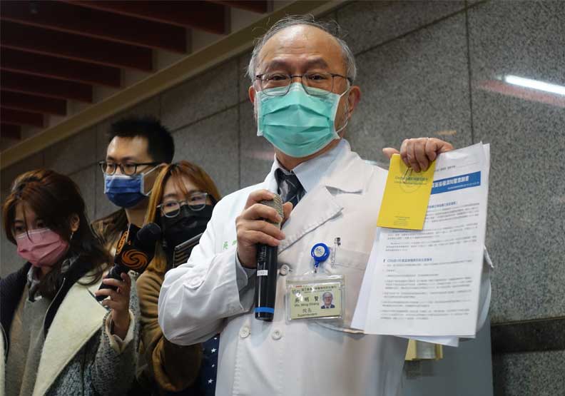台大醫院院長吳明賢展示接種疫苗證明。蔣濬浩攝