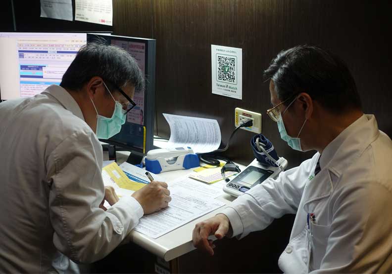 台大副校長張上淳於門診進行注射前的問診。蔣濬浩攝