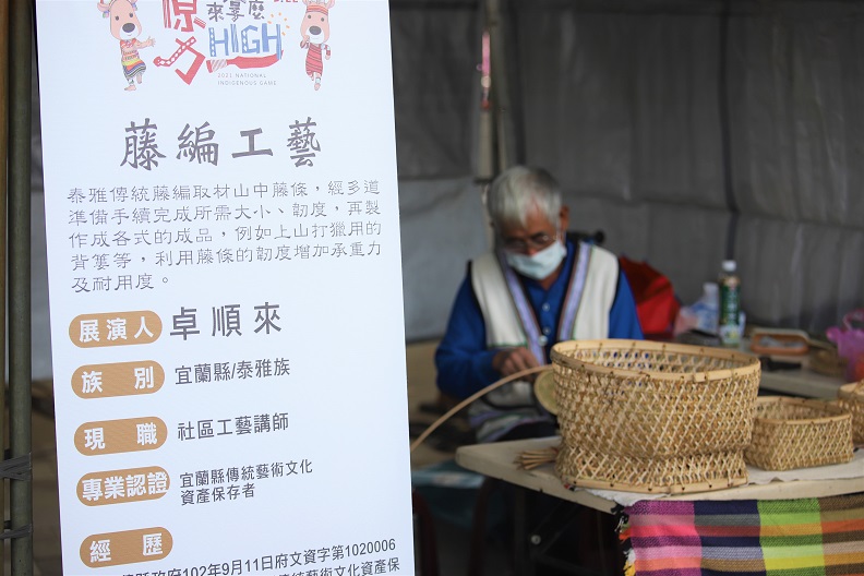 市集內有許多來自各縣市的原住民族工藝職人為民眾示範珍貴手藝。