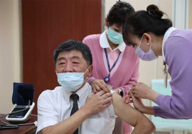 蘇貞昌、陳時中、張上淳輪番上陣！台大醫院估「兩週接種1500名醫護」