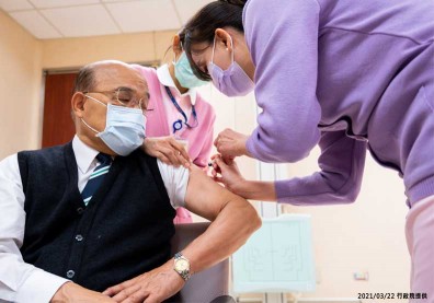 AZ疫苗全台第一針！蘇貞昌、陳時中帶頭接種，蘇貞昌：「完全沒不舒服」