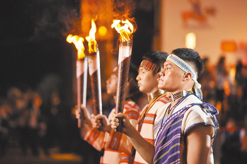 本屆聖火由耆老取火予年輕人，呈現世代交替的深刻意涵。