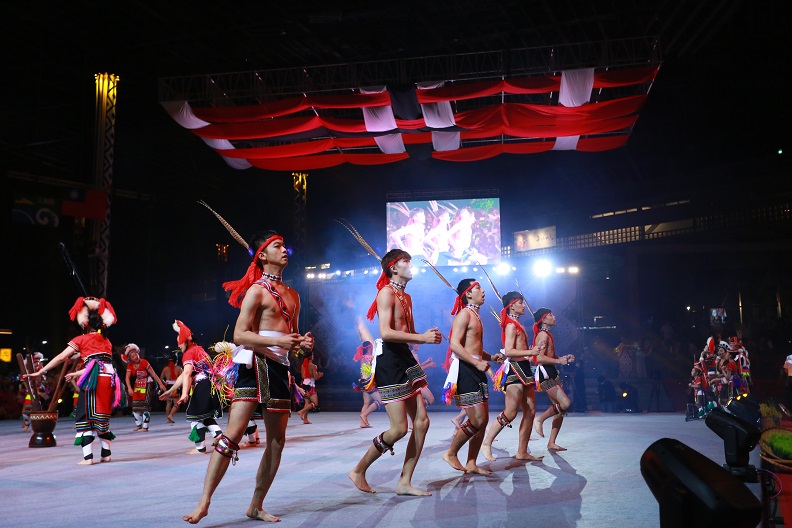 清朗的樂聲與充滿力量的舞步啟動原民運序曲。