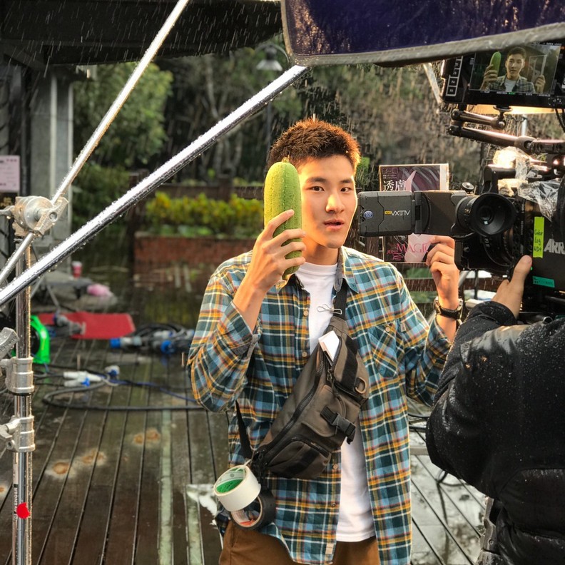 第一話的廣告還在大雨中拍攝