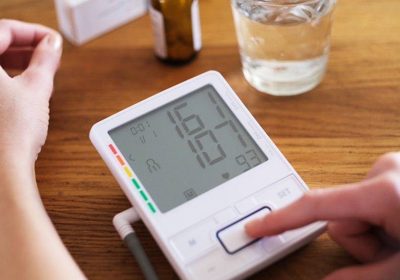 量血壓要講究的細節非常多，不是隨便量一量有數值就好，沒正確量血壓對診斷病情的幫助不大。僅為情境配圖，取自Shutterstock