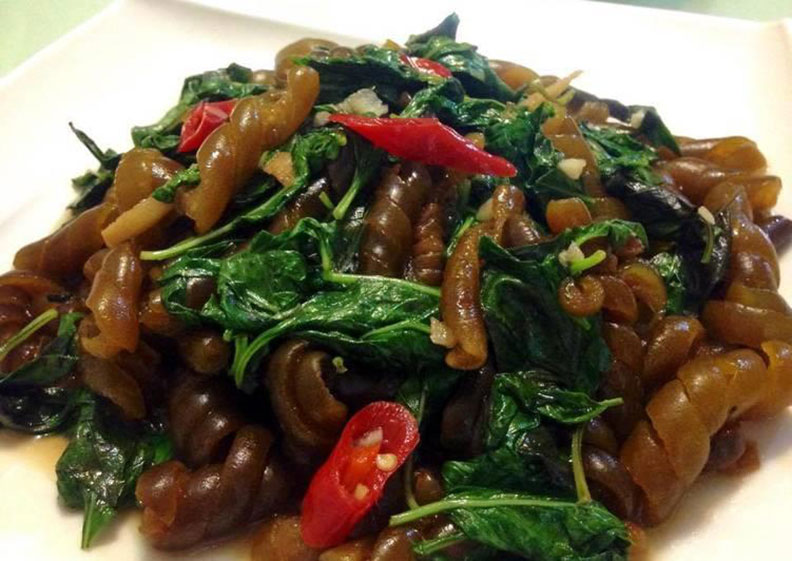 海茸是一種常見的菜色,由於其形狀呈螺旋特殊狀,常被台灣人俗稱為「電話線」。取自食力