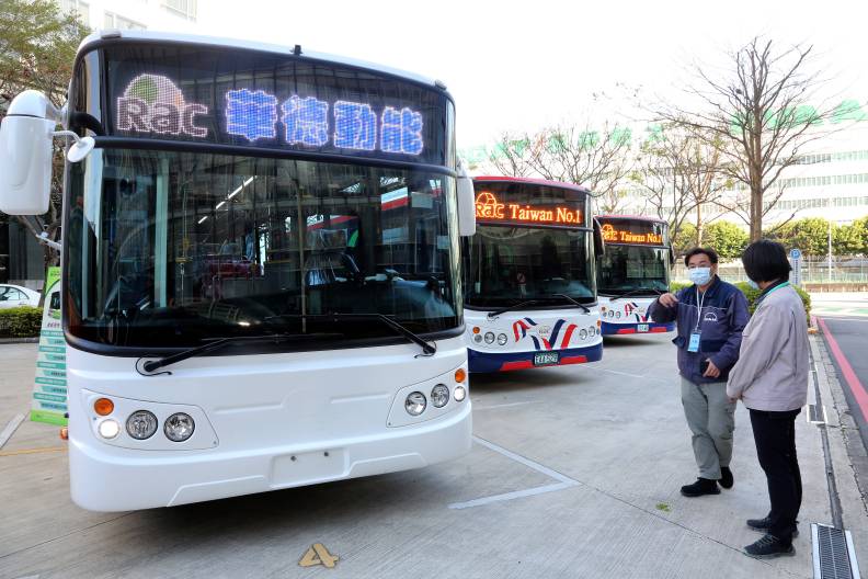 電動巴士國家隊正式上線,15分鐘就能讓電動巴士充飽電的大功率快充站技術,出自飛宏科技。張智傑攝