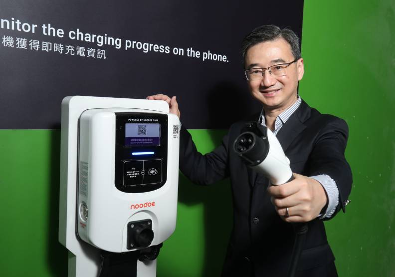 王景弘開發拓連的充電站營運系統，讓車主掃描QR code付款、5秒內快速開始充電。