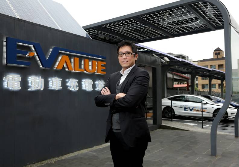 去年，華城電機執行長許逸晟在內湖打造EValue旗艦站，結合電動車充電、太陽能、儲能等複合功能。