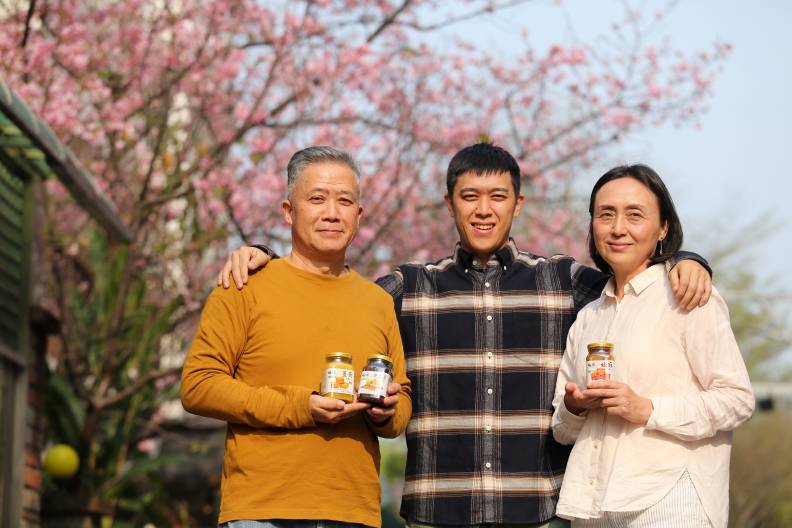 禧福創辦人周序皓（左）、齊新華（右）夫妻及大兒子周子翔（中）順應天候釀造健康概念的豆腐乳。