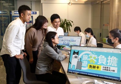 「金融小白」不當邊緣人，改當小金雞