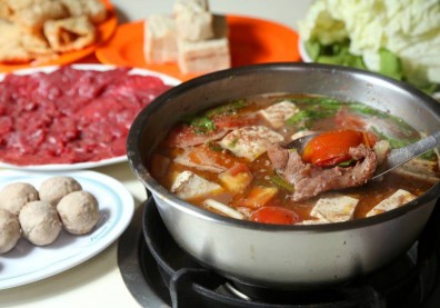 全台沙茶醬始祖，西市汕頭館58種炒料炒旺「香火」