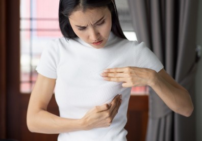 女胸前長痘痘2個多月沒消　健檢竟意外發現罹患乳癌