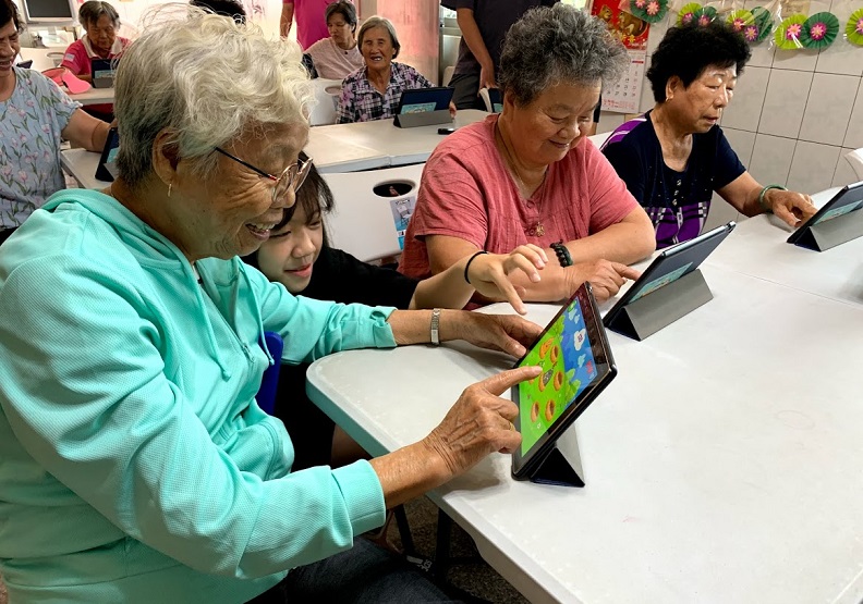 今年將擴大辦理「銀髮享科技」的在家「快樂學」，教社區長輩如何用手機玩科技。
