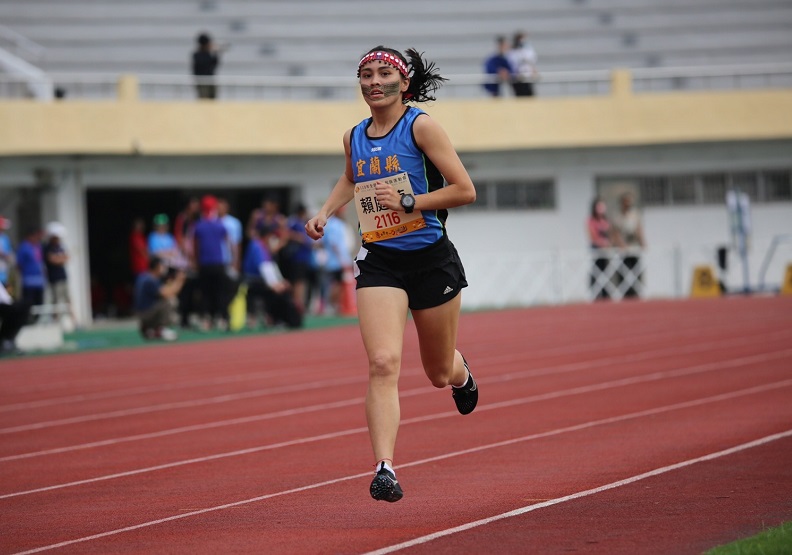 第五次參加原民運的宜蘭好手賴庭萱憑著堅持在今年共獲得1,500、5,000、傳統路跑個人及傳統路跑團體共4面金牌。