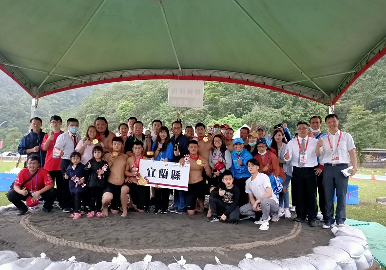 宜蘭縣傳統摔角隊將第一座冠軍獎杯留在宜蘭。