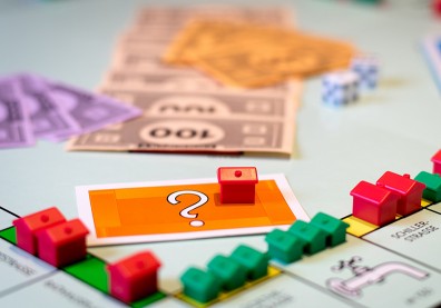 要遇到中年危機了，該將貸款買房當壓力或是金融槓桿？