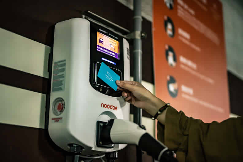 即日起Jaguar I-PACE 車主只要一張會員充電卡，即可擁有一年免費使用 Noodoe 全台超過一百座的充電設施新選項。