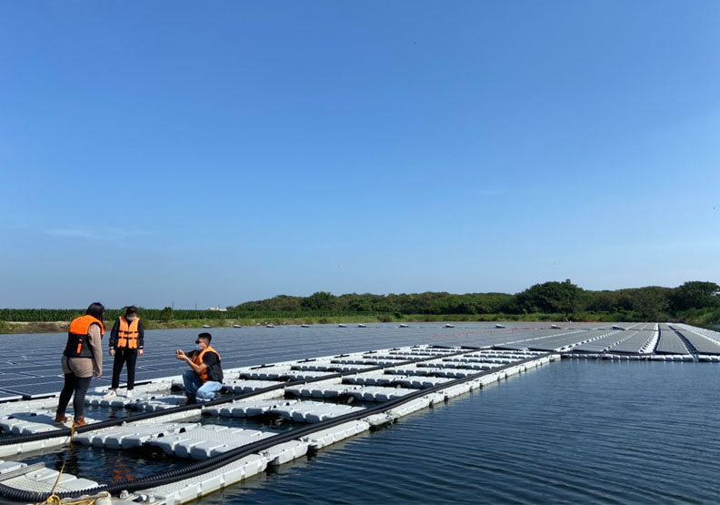 台南首座整合民間土地的水面型太陽能光電場,夏爾特拉集團提供。