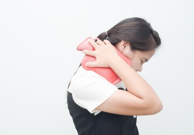 一覺醒來落枕了，該冰敷還熱敷？不痛不等於痊癒，避免復發這樣做