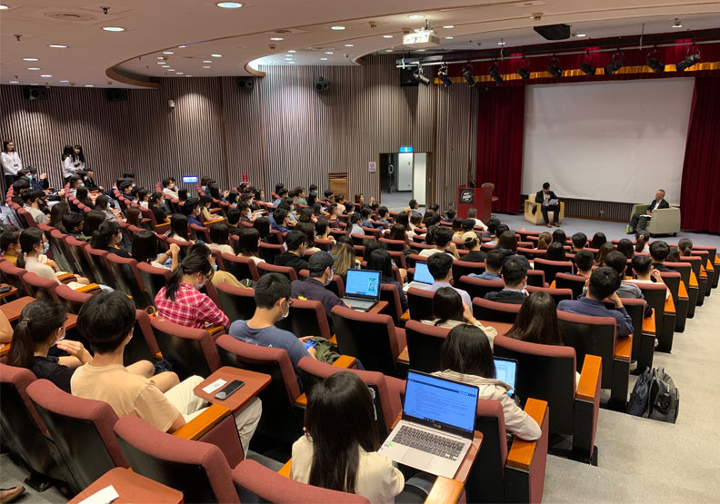 台積電財務長黃仁昭回到母校政大演講。羅之盈攝