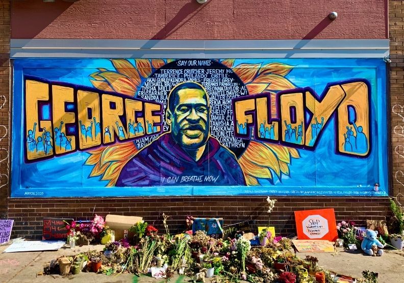 圖／非裔男子佛洛伊德（George Floyd）去年5月疑似用偽鈔購物，遭白人員警壓頸致死。Photo by Jéan Béller on Unsplash。 
