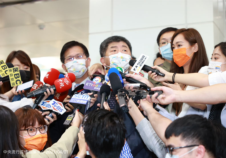 指揮官陳時中與交通部長林佳龍，共同視察台帛首發旅遊泡泡出境事宜。中央流行疫情指揮中心提供