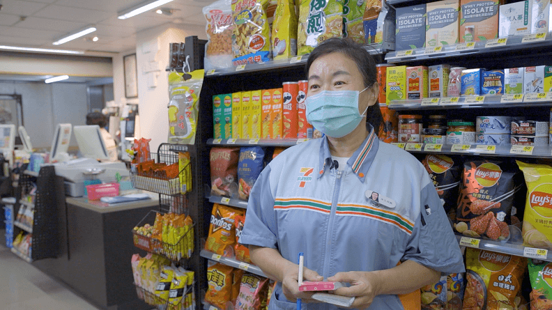 曾任幼教保母的王雙鳳，對自己在屏基門市的表現給予滿意的評價。