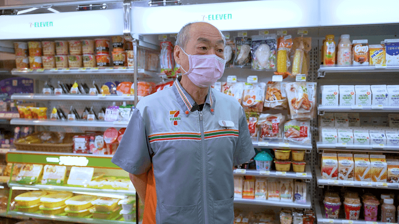 樂齡店員邱正原表示很珍惜這份工作機會，能重新進入社會奉獻，感覺真是太棒了。