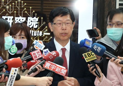 手機代工外患頻仍，鴻海劉揚偉哪來自信再提高市占？