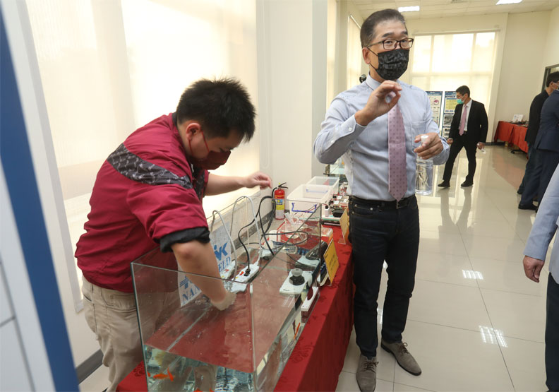 正崴通訊系統事業群總經理李政(右)講解獨門技術「NanoShield」。蘇義傑攝