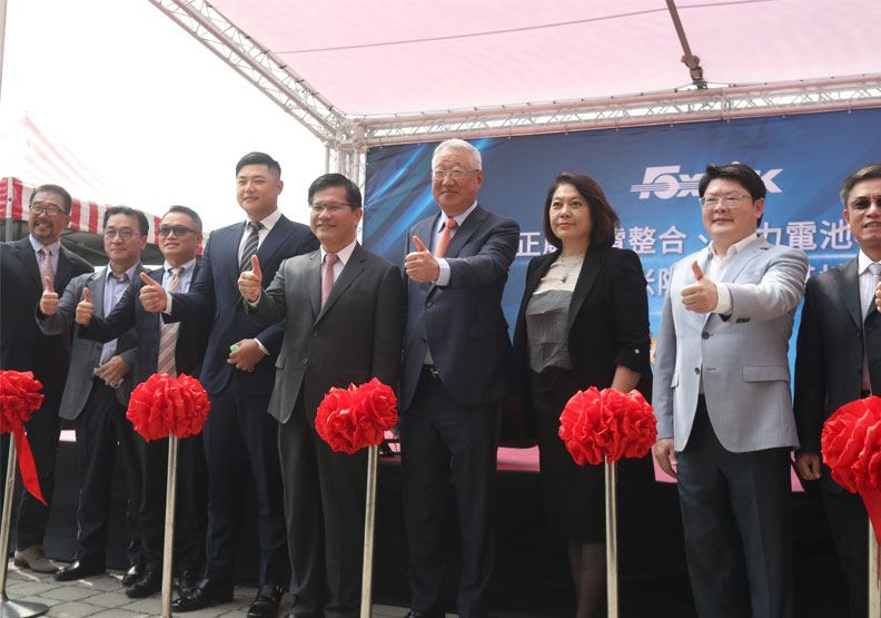 正崴董事長郭台強與交通部長林佳龍和多位業界大咖。蘇義傑攝