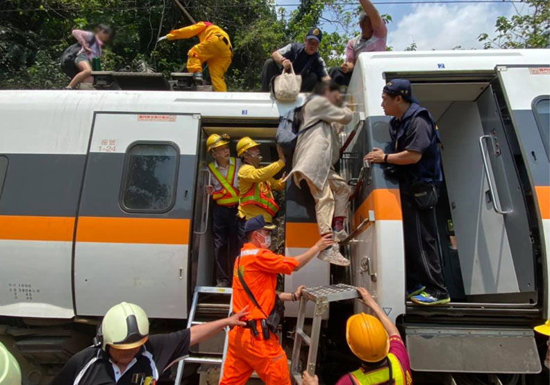 太魯閣號出軌釀51死，圖片取自海巡署東部分署臉書。
