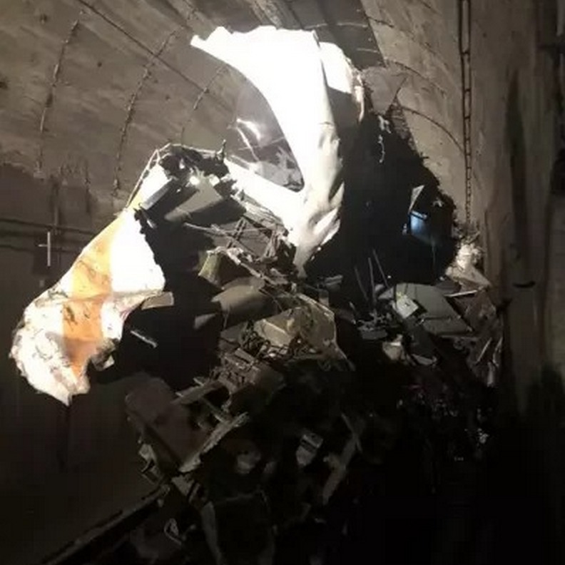 太魯閣號車頭變形如此嚴重,難以想像衝擊當下衝擊有多麼巨大。台北市政府消防局