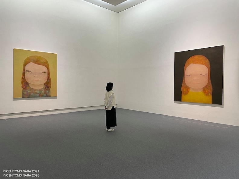 奈良美智此次帶來全新作品〈朦朧潮濕的一天Hazy Humid Day〉(左),他表示,完成的時候心裡感到非常幸福。(出自奈良美智特展粉絲頁)