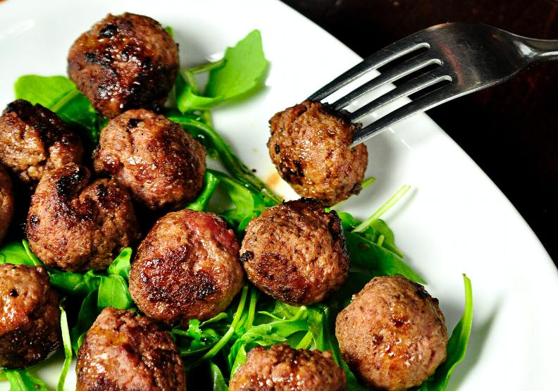 植物肉唯一要比較注意的就是鈉含量,植物肉的鈉含量每100公克就高達300~400毫克鈉,比起一般豬肉,每100公克只有58毫克,真的高出許多。僅為情境配圖,Photo by unsplash。